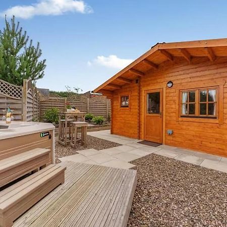 Lochinvar - Clydesdale Log Cabin With Hot Tub Airdrie Luaran gambar
