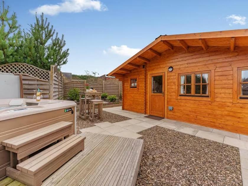 Lochinvar - Clydesdale Log Cabin With Hot Tub Airdrie Luaran gambar