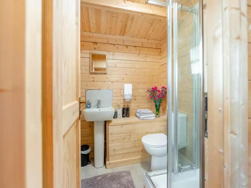 Lochinvar - Clydesdale Log Cabin With Hot Tub Airdrie Luaran gambar